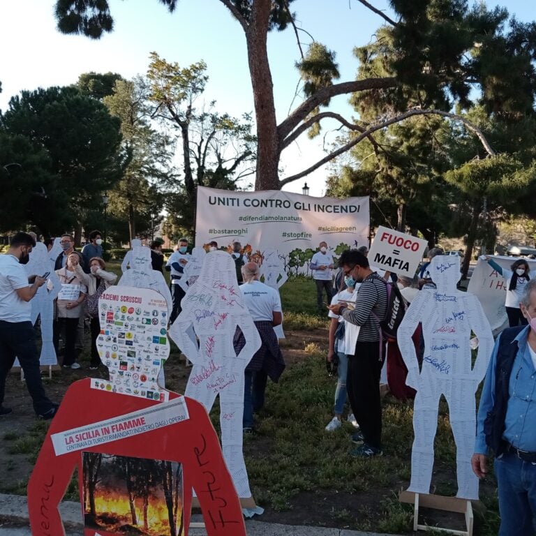Cittadini e associazioni siciliane si mobilitano contro gli incendi dolosi che devastano l’isola. Appello a misure urgenti di prevenzione e tutela del territorio.